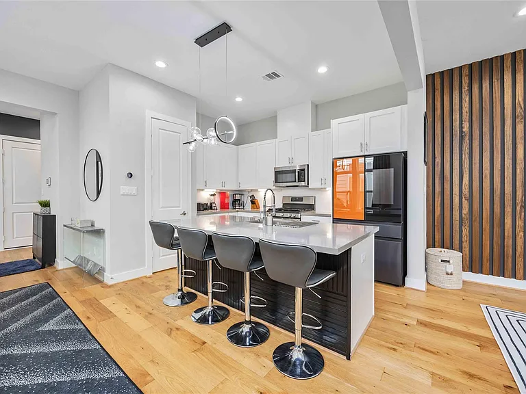 5821 Kansas St — Photo 10