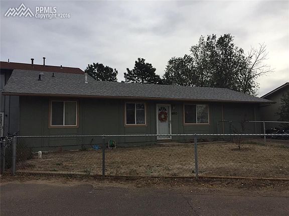 Living room, newer carpet, tile entry.