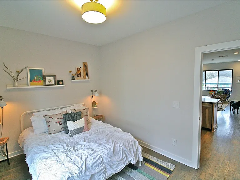 1029 Chester Ave — Photo 13