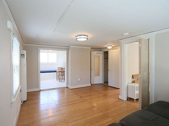 5th image of 914B Ashbury St