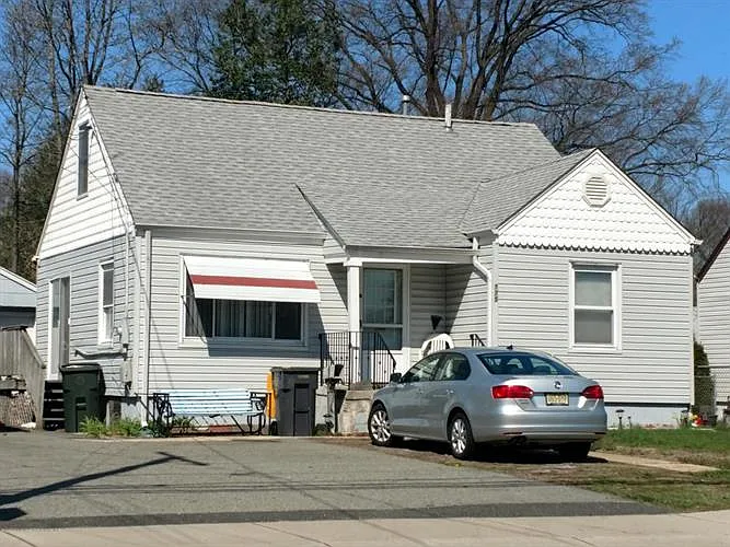 275 Laurel Ave photo 1