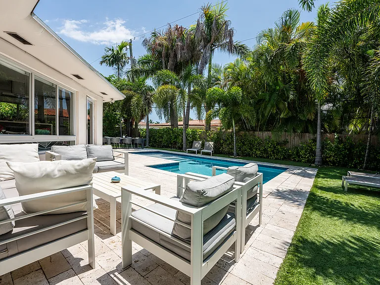 7611 Coquina Dr — Photo 2