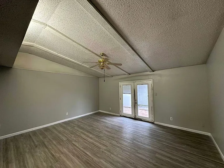 901 Wandering Way Dr — Photo 3