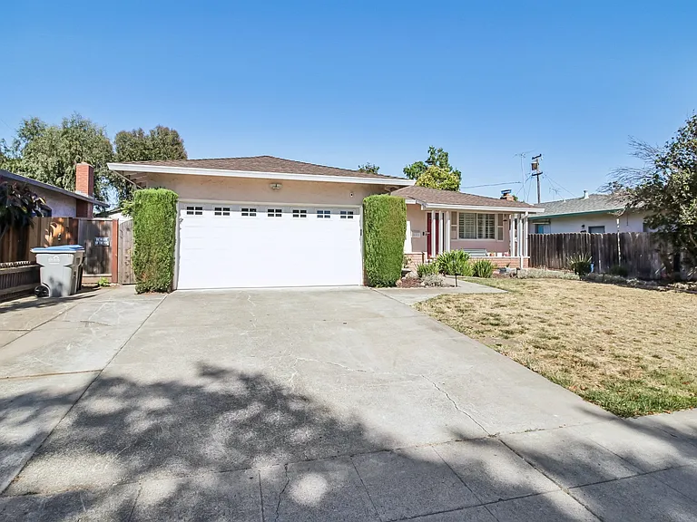 987 Camellia Way — Photo 1