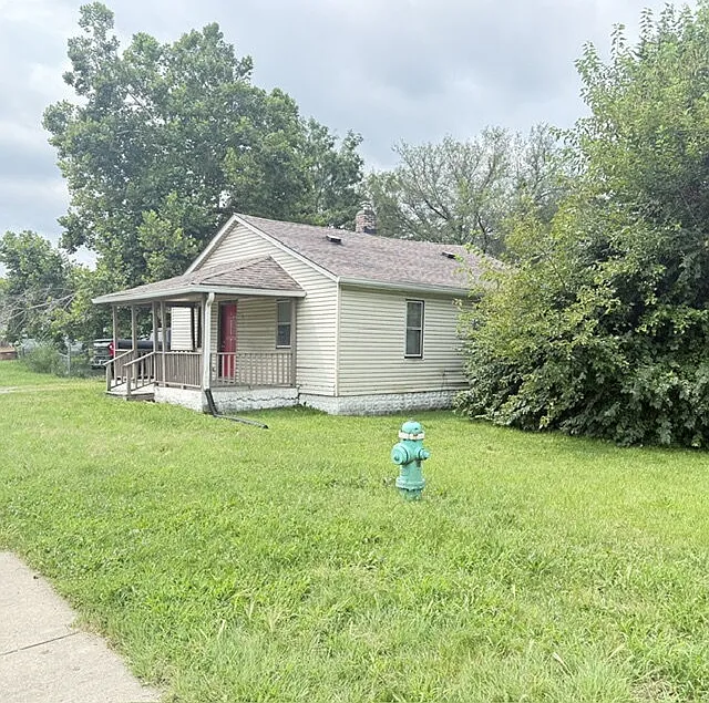 3 bed, 1.0 bath, $950 — Photo 2