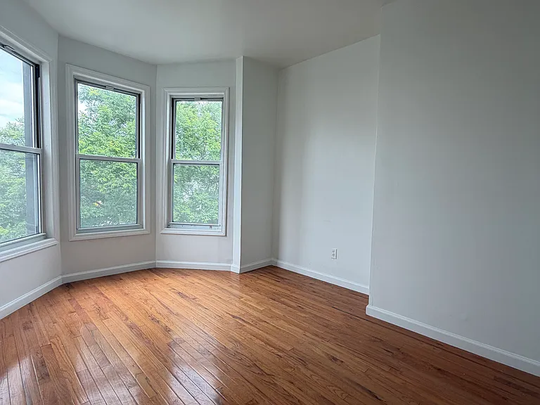 1433 Saint Lawrence Ave — Photo 9