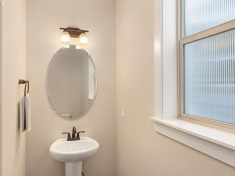 7023 NW Eleanor Ave — Photo 10