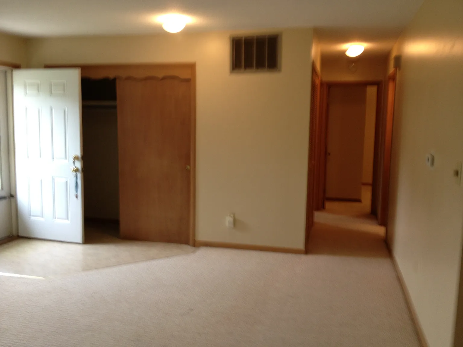 2 bed, 1000 sqft, $1,300 — Photo 3