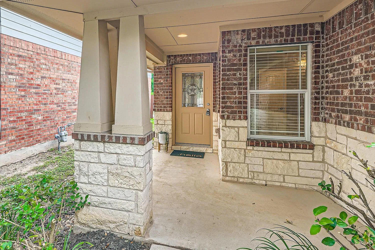 3 bed, 2.0 bath, 1424 sqft, $2,000 — Photo 2