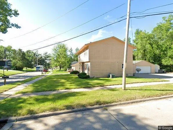 1128 Westwood Dr NW, Cedar Rapids, IA 52405
