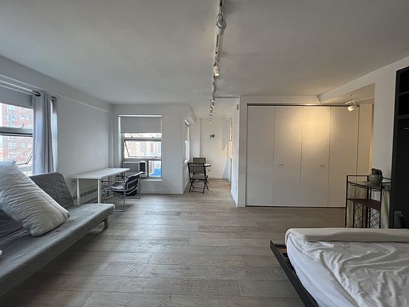 2nd image of 80 La Salle St APT 18E