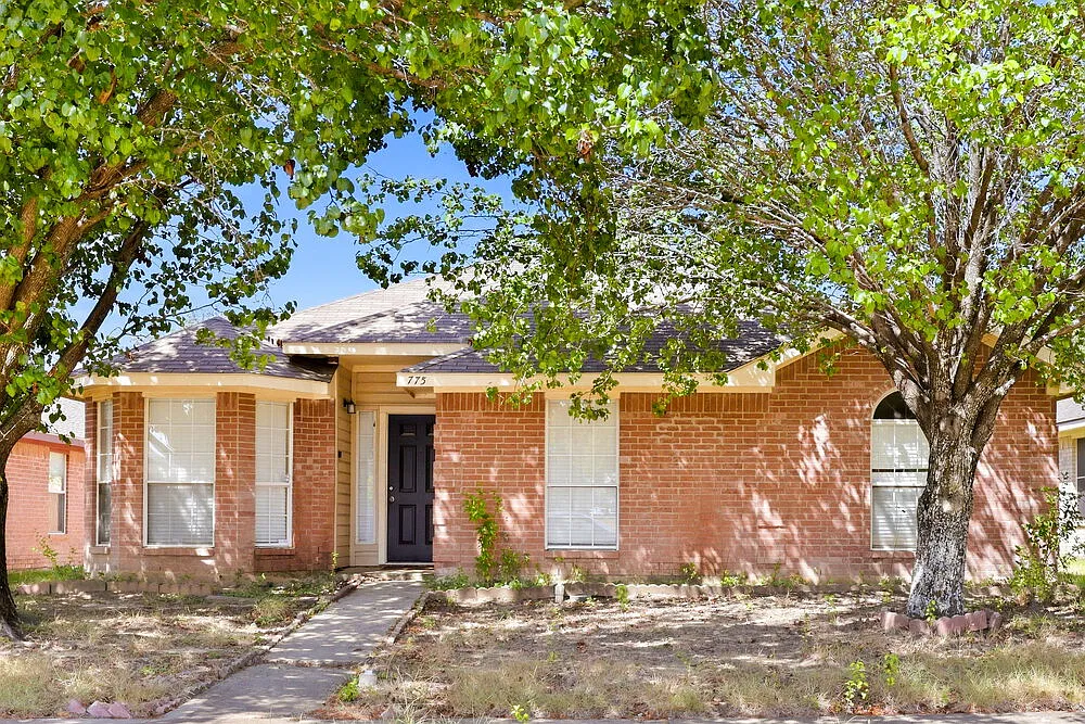 3 bed, 2.0 bath, 1453 sqft, $2,030 — Photo 1