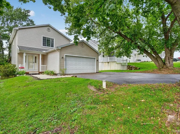 5022 Langdon Dr, Brighton, MI 48114