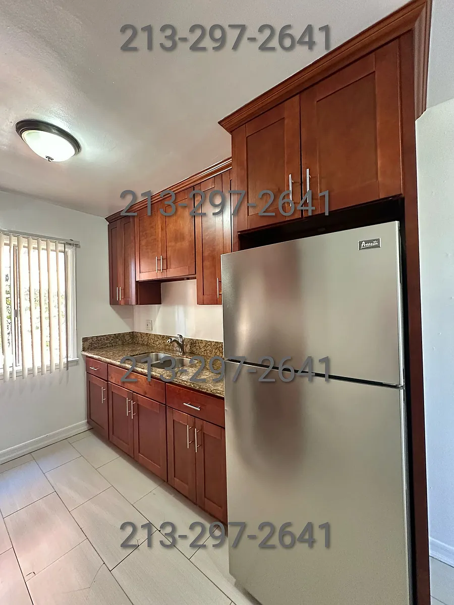 Building Photo - 6042 Romaine St #1