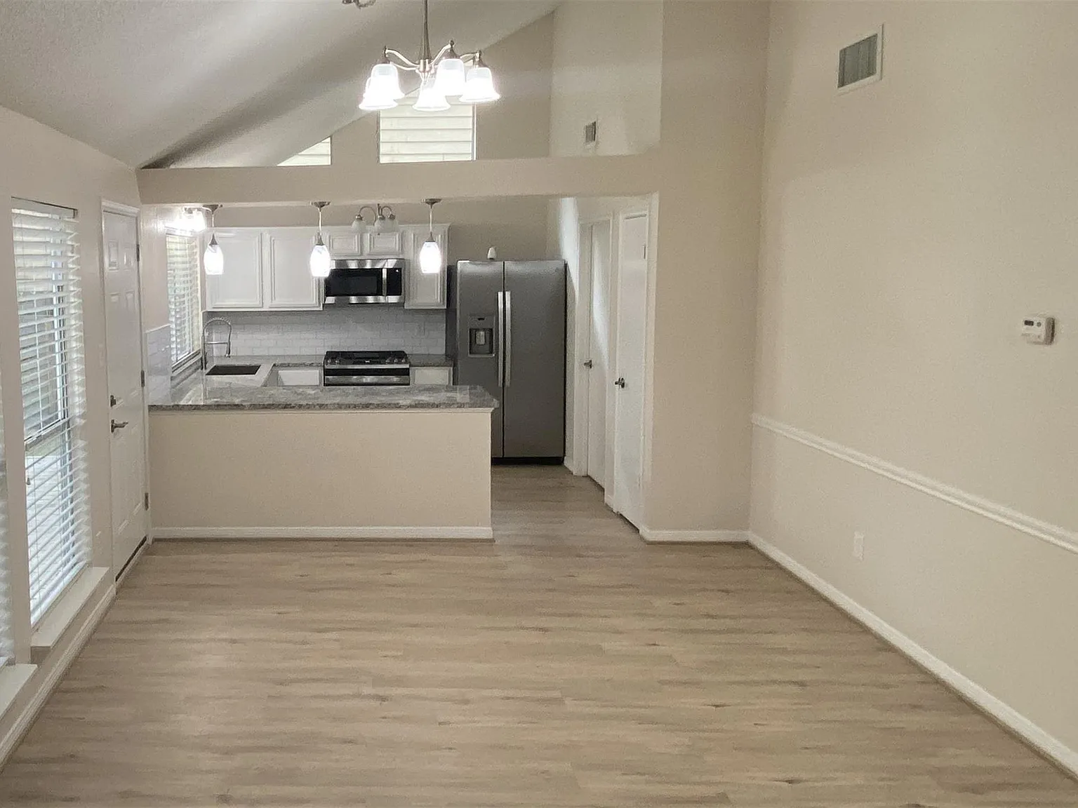 3 bed, 2.0 bath, 1447 sqft, $2,600 — Photo 4