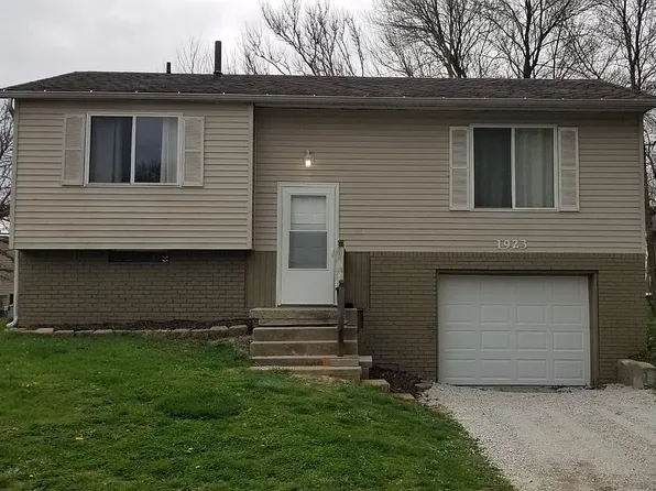 1923 Sir Richard Ct, Decatur, IL 62526