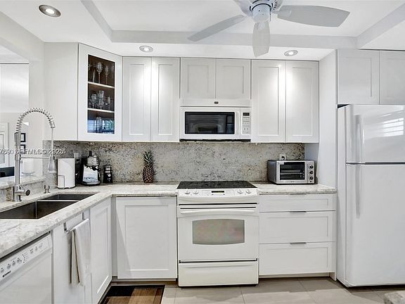 4th image of 3930 Inverrary Blvd APT 405-D