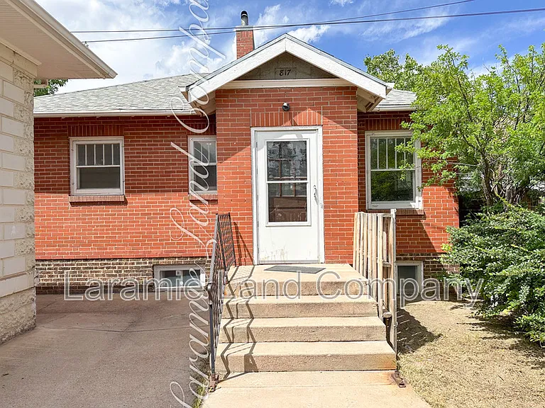 817 E University Ave — Photo 1