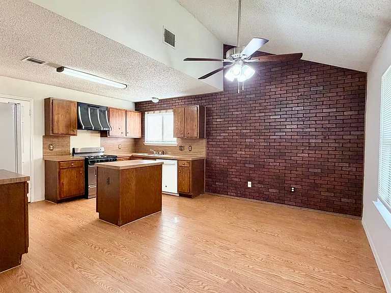7728 Manassas Dr — Photo 3