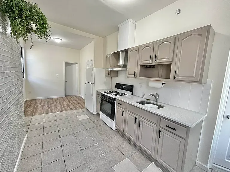 1611 Jefferson Ave #2R — Photo 2