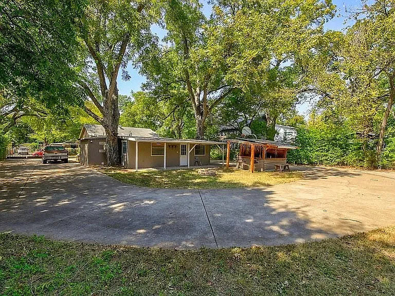1 bed, 700 sqft, $1,300 — Photo 3