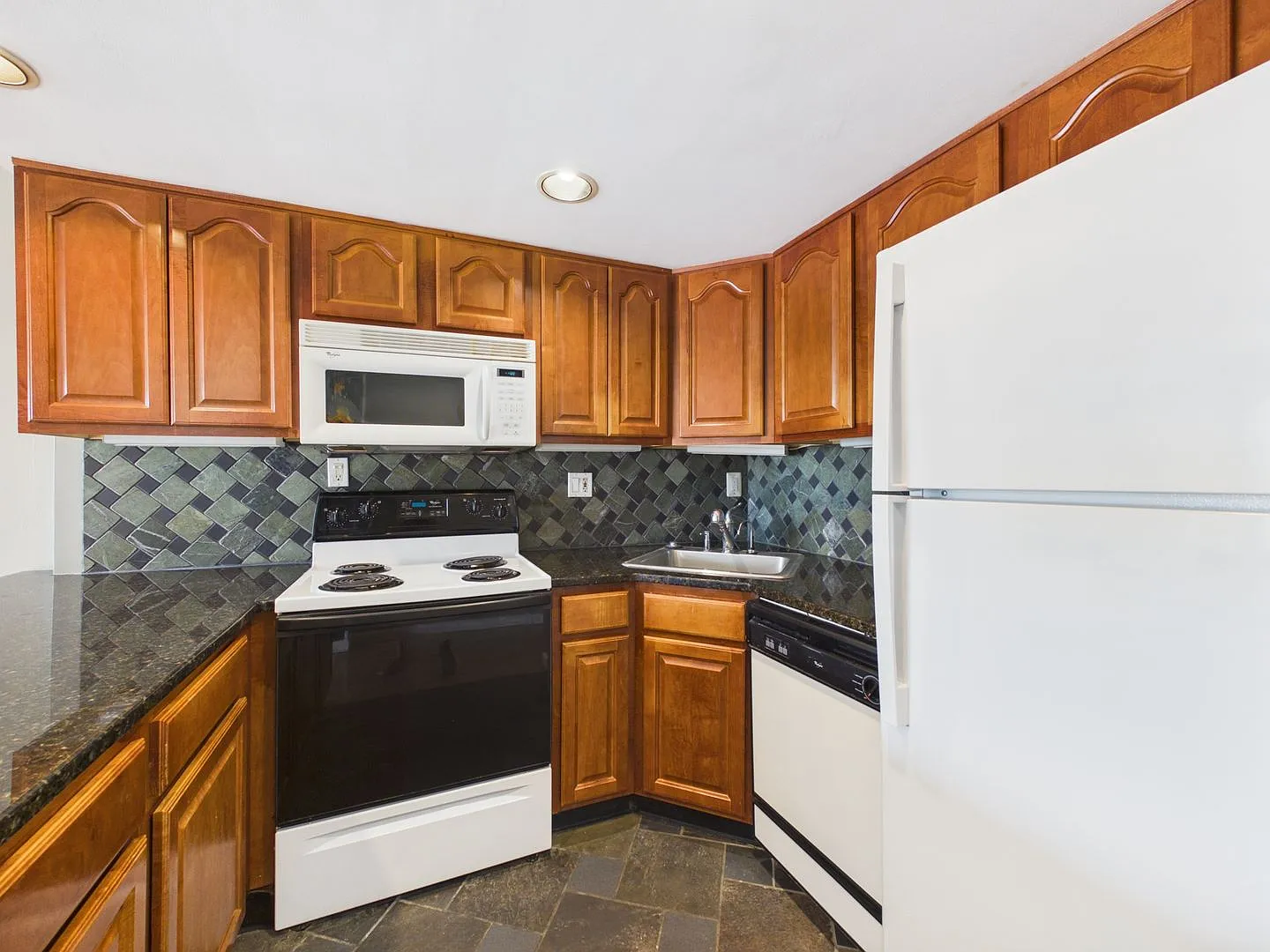 Bright Junior One Bedroom in CityView North Tower w/ Parking! — Photo 4