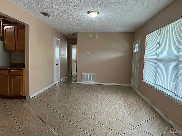 3229 Maplewood Dr — Photo 2
