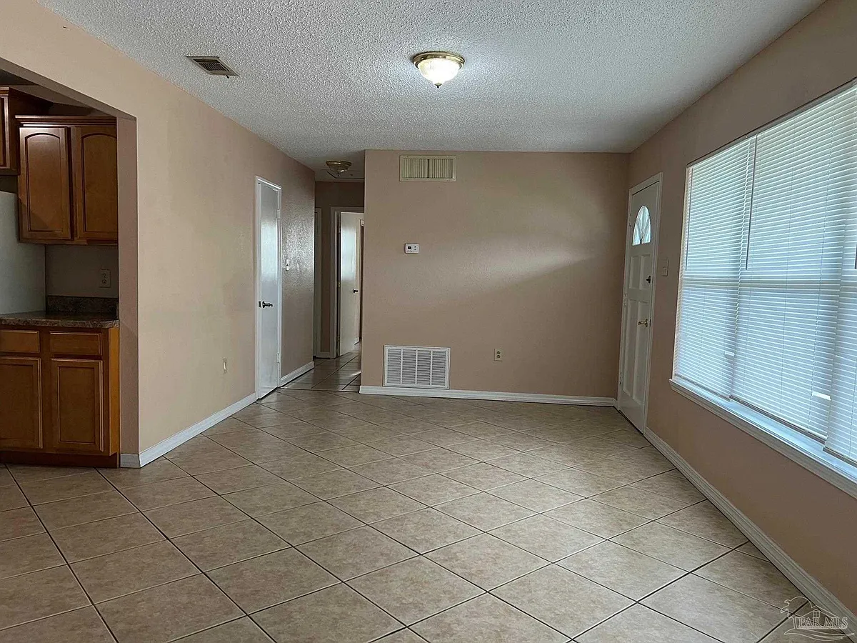 Building Photo - 3229 Maplewood Dr