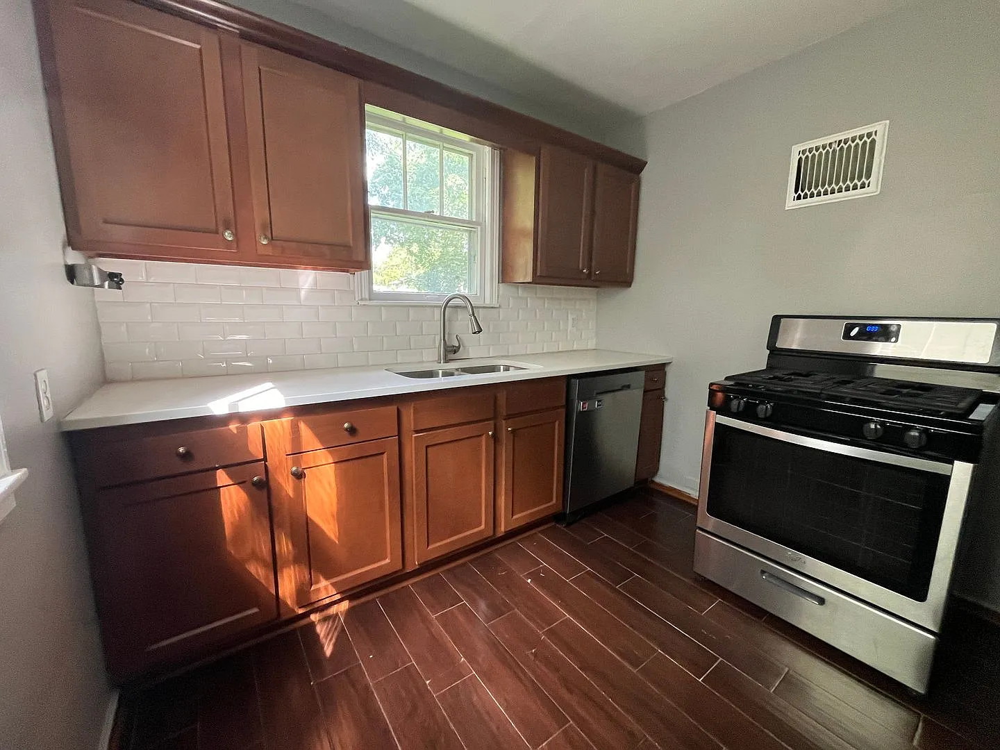 Wonderful 3 Bedroom 1 Bathroom Home in Minneapolis! — Photo 3