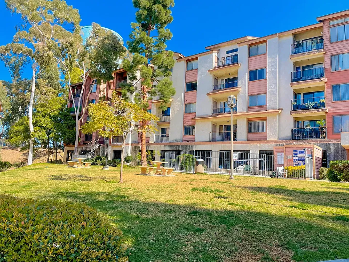 Gorgeous 2 Bedroom 2 Baths Unit With Great View! — Photo 2