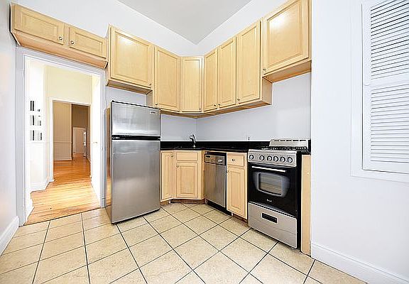 4th image of 403 W 21st St APT 1E