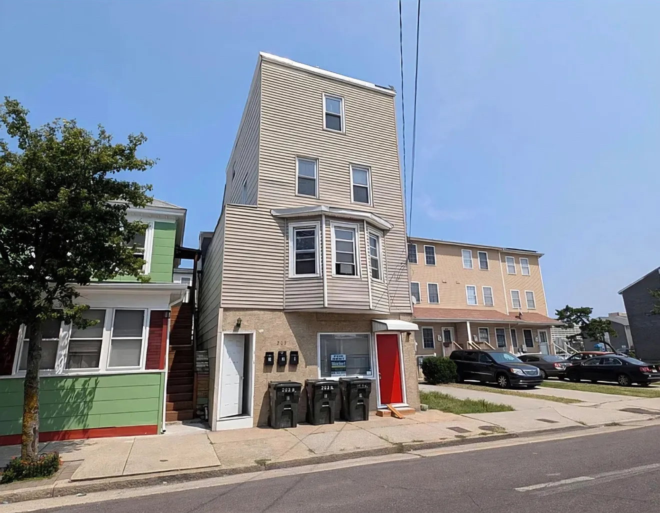 3 bed, 1000 sqft, $1,950 — Photo 1