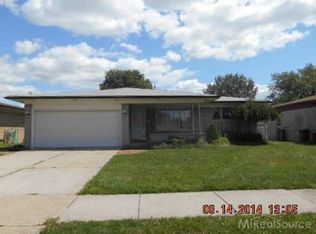 27440 Newport Dr, Warren, MI 48088