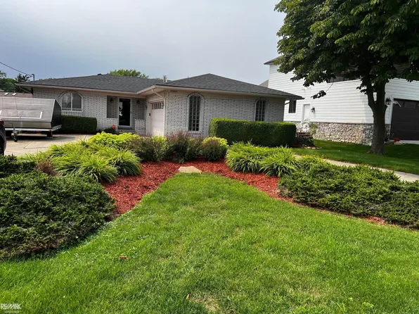 39303 Lakeshore Dr, Harrison Township, MI 48045