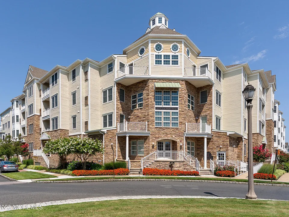 33 Cooper Ave #208