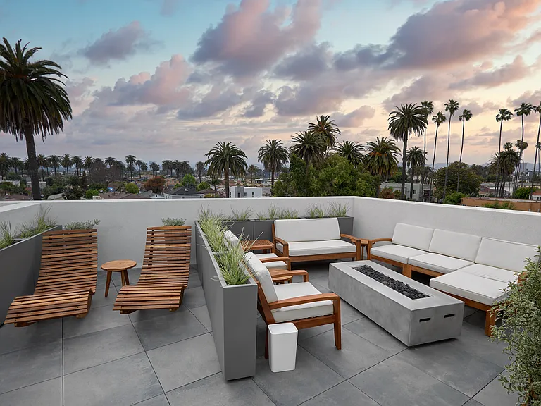 2929 S La Brea Ave — Photo 12