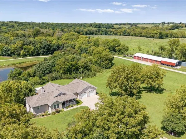 9259 Apple Valley Ln, Ozawkie, KS 66070