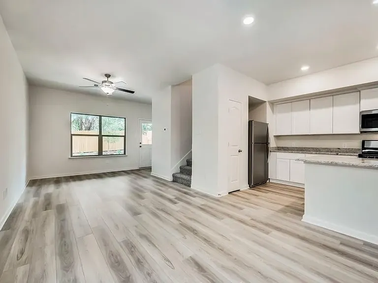 1224 Parker Dr — Photo 2