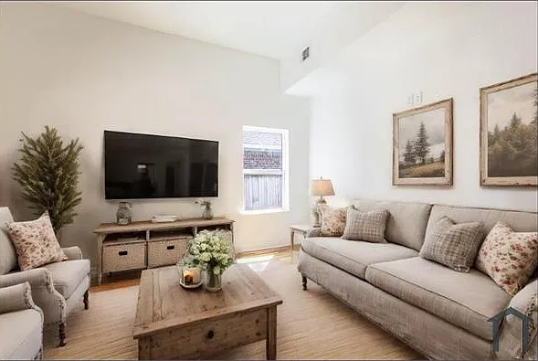 3 bed, 2014 sqft, $1,400 — Photo 2