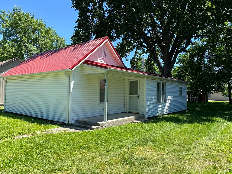 208 E Maiden Ln — Photo 2