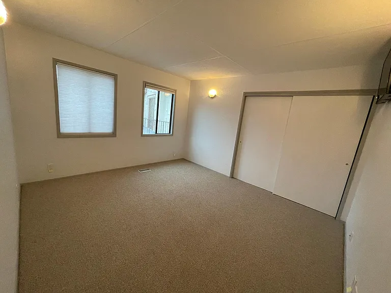 Bedroom (12'x12')