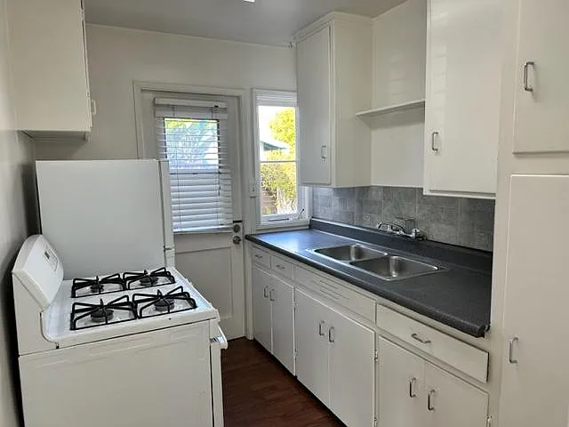 236 W East St W — Photo 11