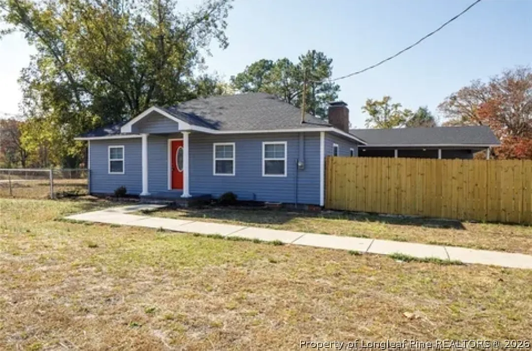 6 bed, 2.0 bath, 2800 sqft, $3,300 — Photo 1