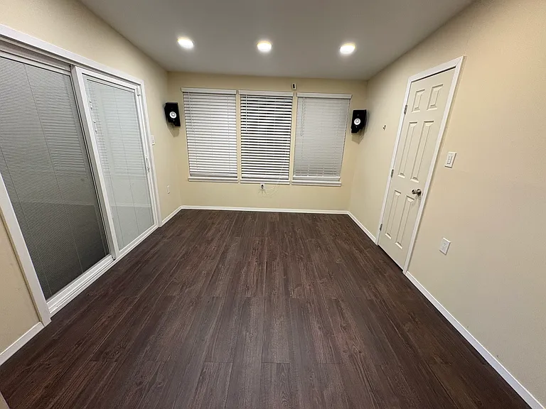 8639 Sonneville Dr — Photo 11