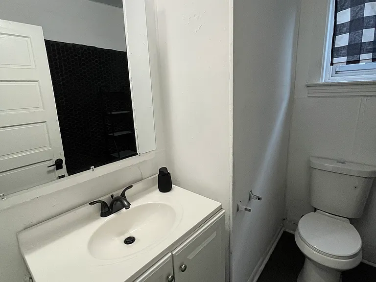 2419 W Hagert St — Photo 9