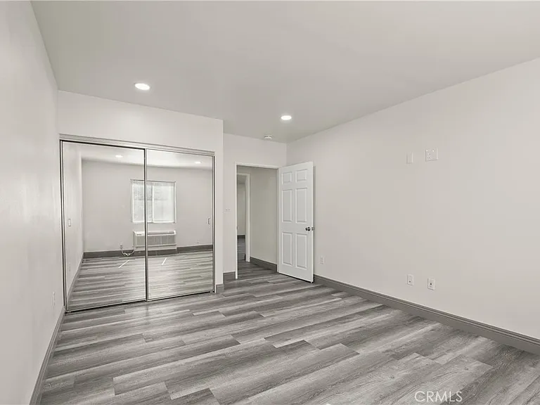 14335 Hamlin St — Photo 40