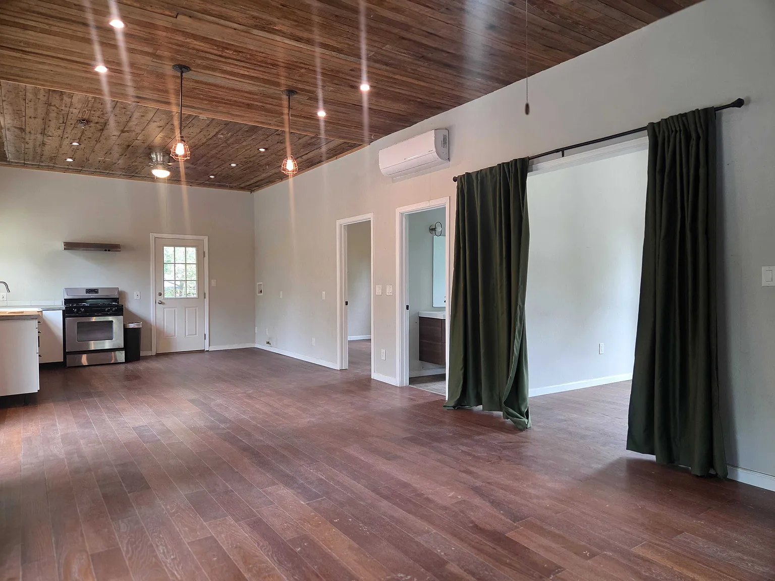 1 bed, 950 sqft, $1,900 — Photo 3