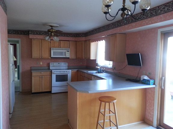 5th image of 44 Rolling Brook Dr