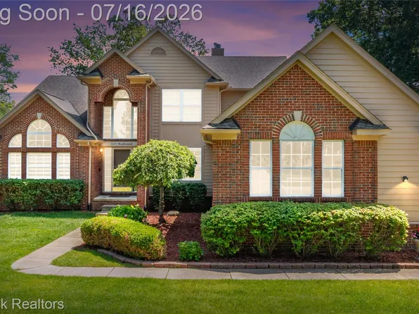 2322 Sandlewood Dr, White Lake, MI 48383