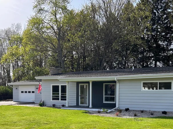6735 Bayview Dr, Coloma, MI 49038